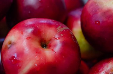 Kırmızı taze elmalar.