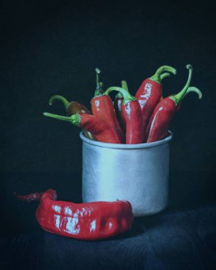 Natürmort kırmızı acı biber bir kase
