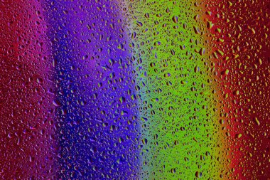 Degrade çok renkli arka planda yoğun su damlaları