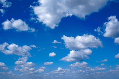 Bulutlar ile parlak, dramatik mavi gökyüzü.