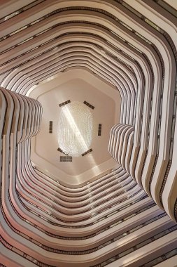 Spiral merdiven. Aşağıdan yukarıya bak. Yukarı sarmal konsept