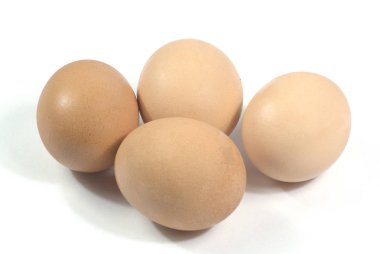 Dört yumurta kırpma yolu ile beyaz arka plan üzerinde izole kapatmak.