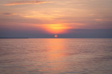 Güzel ve renkli günbatımı okyanus üzerinde Maldivler