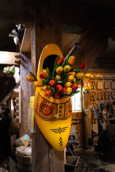 木製の靴で木製のチューリップの美しいカラフルな花束 ザーンセ スカンスの風車 オランダ ヨーロッパのオランダ土産物屋の装飾 — ストック写真