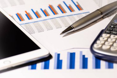 mali ve iş rapor. Hesap makinesi, kalem ve tabla