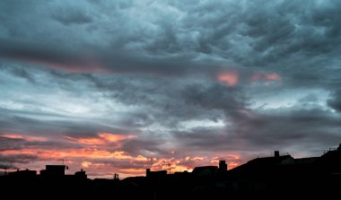 Şaşırtıcı bulutlu gökyüzü güneş doğuyor. Koyu turuncu bulutlar üzerinde fırtına hareketli güzel Sunrise korkunç dramatik bulutlar fırtına