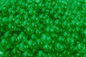 Vodní koule zelený gel s rozostření pozadí. Polymerového gelu. Silikagel. Koule zelený hydrogelu. Krystal tekutý koule s odraz. Zelená texturu pozadí. Makro