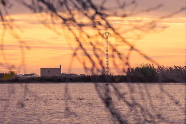 Piękny Krajobraz Wschód Słońca Ptaki Piękny Zachmurzone Niebo Złote Lagunę — Zdjęcie stockowe