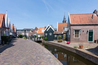 sokaklar ve Volendam kanallar bir güneşli gün ve mavi gökyüzü. Hollanda, Europe