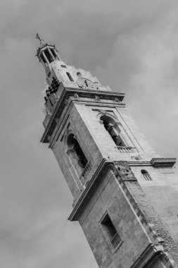 Eski çan kulesi bir kilisenin görünümünü beklediği, İspanya bulutlu bir günde. Siyah beyaz resim