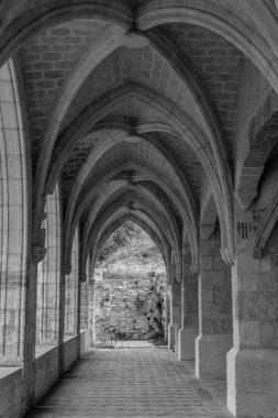 Panoramik beklediği, İspanya restore edilmiş bir manastırda tonozlu tavan ile güzel bir arcade. Siyah beyaz resim