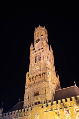 Gece, Belçika Bruges tarihi merkezi kulede çan kulesi
