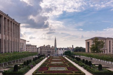Brüksel, belediye binasının sayısı ve Mont des Arts bulutlu bir günde, Belçika eski şehrin merkezine
