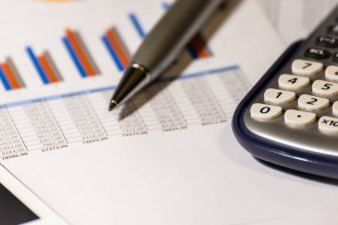 Grafikler, grafik, iş tablosu. İş yerinde iş adamları. Finans ve iş raporu