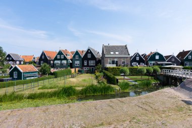 sokaklar ve evler Marken, Hollanda, Avrupa'nın. Yeşil bahçeleri ve mavi gökyüzü güneşli bir günde