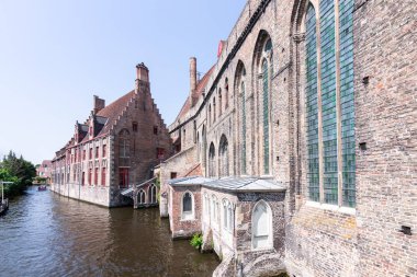 Kanallar Bruges, Belçika, Avrupa'nın kıyısında tarihi binalar.