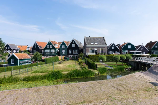 sokaklar ve evler Marken, Hollanda, Avrupa'nın. Yeşil bahçeleri ve mavi gökyüzü güneşli bir günde