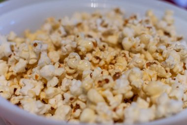 Altın karamelli patlamış mısır. Patlamış mısırın arka planı. Film için atıştırmalık ve yiyecek.