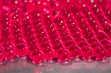 Bokeh ile su pembe jel topları. Polimer jel. Silika jel. Pembe hidrojel topları. Yansıma ile kristal sıvı top. Pembe topları doku arka plan