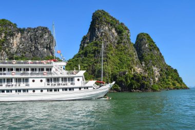 Halong Bay Turist Junks, Halong Bay, Vietnam, Güneydoğu Asya'da bir gün Panoramik görünümü