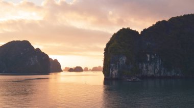 Vietnam, Güney Asya'da altın gün doğumunda Halong körfezi. Panoramik manzara. Seyahat hedef ve doğal arka plan