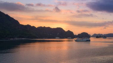 Turist Junks Halong Bay, günbatımı Halong Bay, Vietnam, Güneydoğu Asya'da panoramik