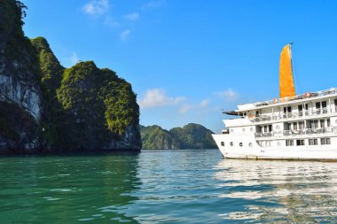 Halong Bay Turist Junks, Halong Bay gündoğumu Panoramik görünümü, Vietnam, Güneydoğu Asya.