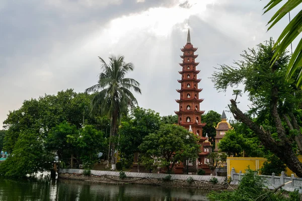 Panorama vista de Tran Quoc pagode, o templo mais antigo de Hanói, Vietnã . Fotos De Bancos De Imagens