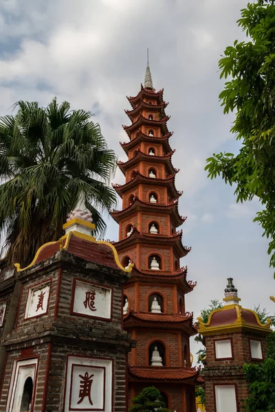 Tran Quoc Pagoda, известное место в Ханое, Вьетнам. Этот храм расположен на западном озере и привлекает много туристов — стоковое фото