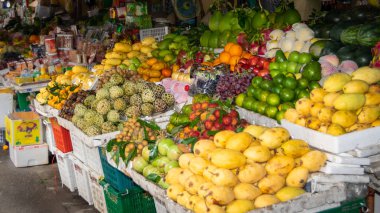 Vietnam meyve sokak pazarları, güney doğu Asya. Vietnam, Güney Asya turistik şehirlerin pazarlarında Sokak meyve ve fındık satışı