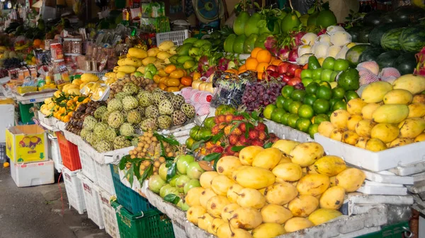 Mercados de rua de frutas em vietnam, sudeste da Ásia. Venda de frutas e nozes de rua nos mercados das cidades turísticas do Vietnã, Sul da Ásia Imagens De Bancos De Imagens Sem Royalties