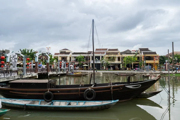 View on the old town of Hoi An from the river. Boats in the foreground. — Stock Photo, Image