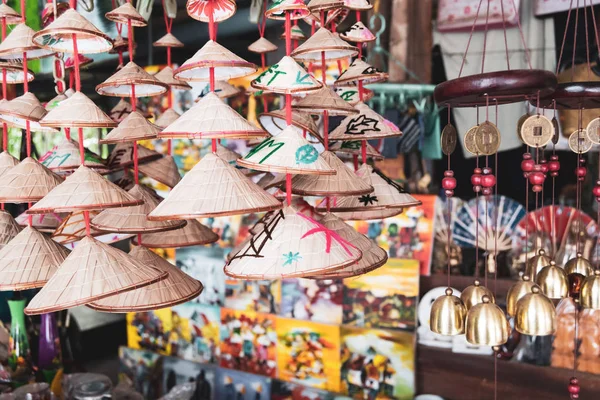 ベトナム、南アジアの観光都市の市場での製品のストリートセール — ストック写真
