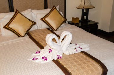 Balayı tatlı için güzel bir otel. Kuğu çift Vietnam'da bir otelde balayı yatağa koymak.
