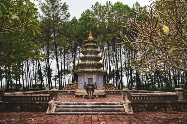 Pequena torre perto do Pagode Thien Mu em Hue, Vietnã Imagens De Bancos De Imagens