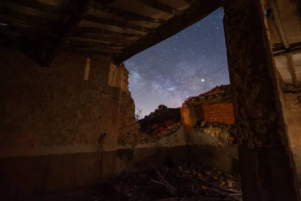 从废弃的房子的星空夜景. — 图库照片