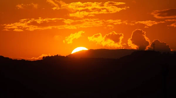 Bela paisagem durante o tempo a vista do pôr do sol da montanha . — Fotografia de Stock