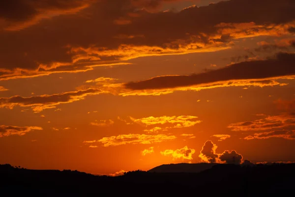 Majestoso pôr do sol na paisagem das montanhas. — Fotografia de Stock