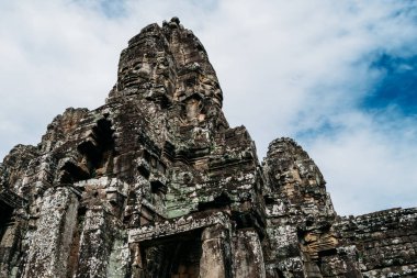 Ankgor Thom, Kamboçya Bayon tapınağının kalıntıları çatıda dört tarafı bir yüz şeklinde kayalaroyulmuş anıtsal heykel - Unesco tarafından Dünya Mirası 1992