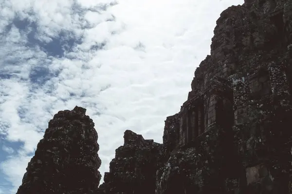 Vista inferior de las ruinas en Ankgor Thom, Camboya bajo un cielo nublado — Foto de Stock