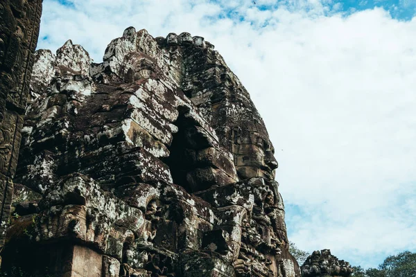 Impressionantes estátuas esculpidas em rochas rústicas em Ankgor Thom, Camboja cercado Património Mundial pela UNESCO em 1992 — Fotografia de Stock