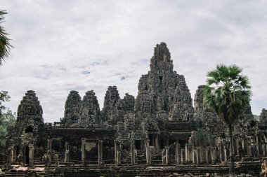 Ankgor Thom, Kamboçya'daki güzel ve devasa yıkılmış Bayon tapınağı - Unesco Dünya Mirası Listesi 1992
