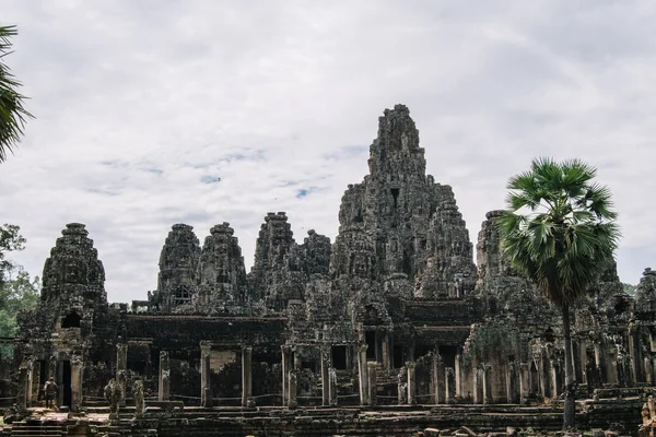 Ankgor Thom, Kamboçya'daki güzel ve devasa yıkılmış Bayon tapınağı - Unesco Dünya Mirası Listesi 1992