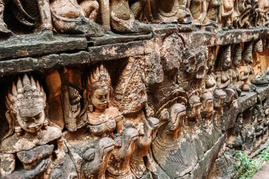Kamboçya'daki Ankgor Thom'da Budist taş heykeller - Unesco Dünya Mirası Alanı 1992