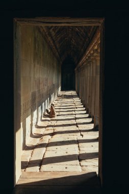 1992 yılında Unesco tarafından Dünya Mirası - Ankgor Thom, Kamboçya Bayon tapınağının kalıntıları kayalar yapılmış bir lugubrious koridor