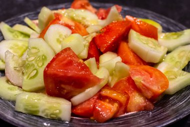 zeytinyağı ile salatalık ve domates salatası.