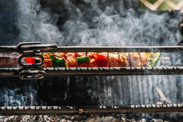 Close-up rund-of varkensvlees barbecue op BBQ Fire Flame Grill — Stockfoto
