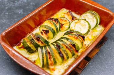 Fırında Peynirli Kabak Dolması ve hindi jambonu.