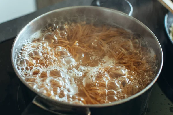 Grande panela cheia de espaguete fervente delicioso — Fotografia de Stock