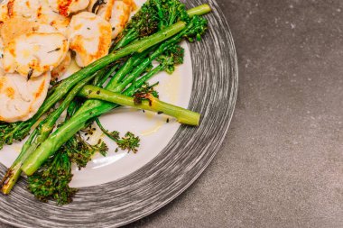 Bir tabaktabak ta hindi fileto ile pişmiş brokolini.